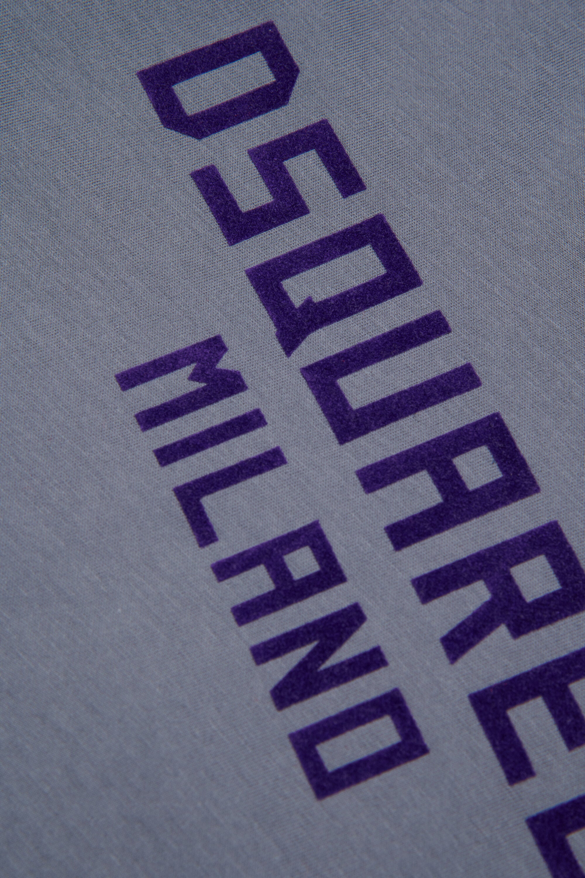 Camiseta con logo estampado en el pecho