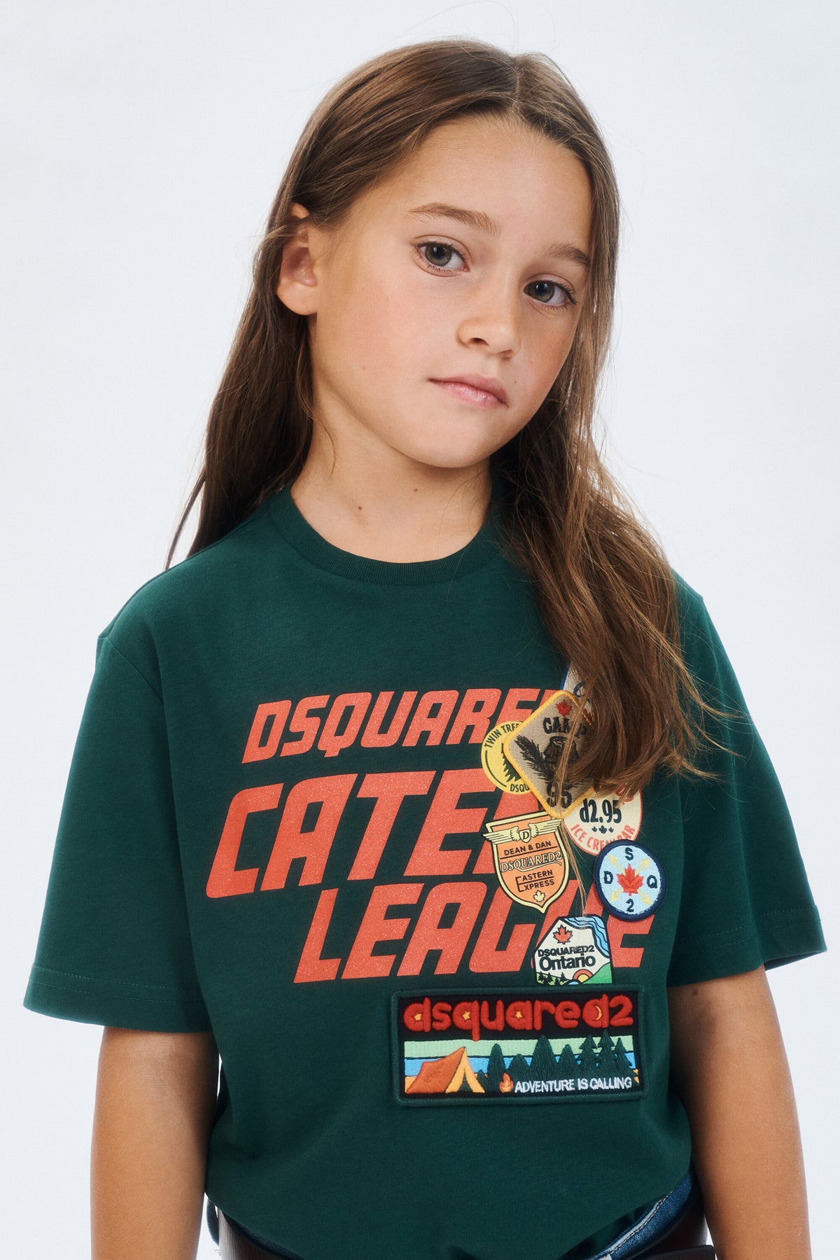 Camiseta con logo y aplicaciones de parches