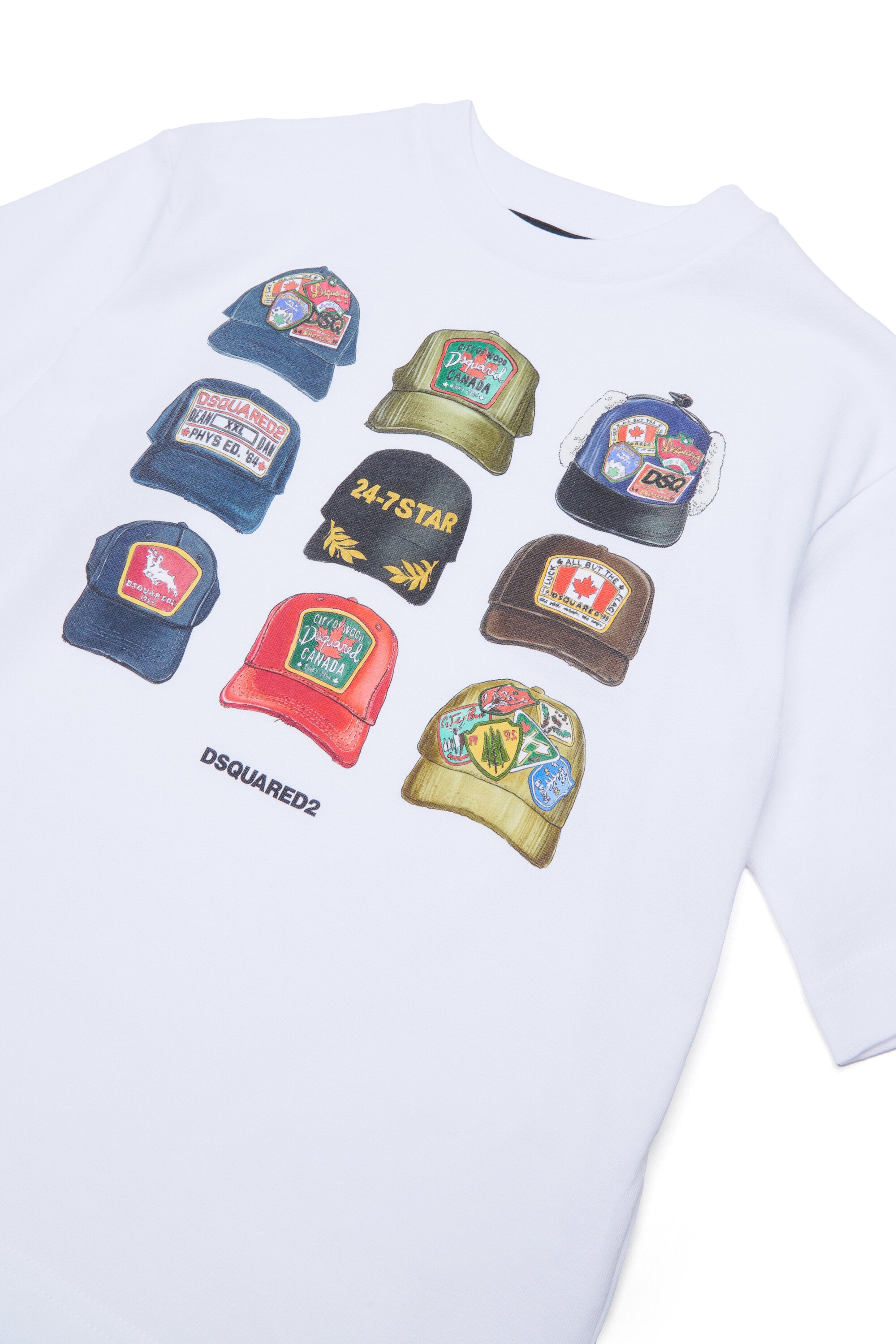 Camiseta con estampado de gorras y logo