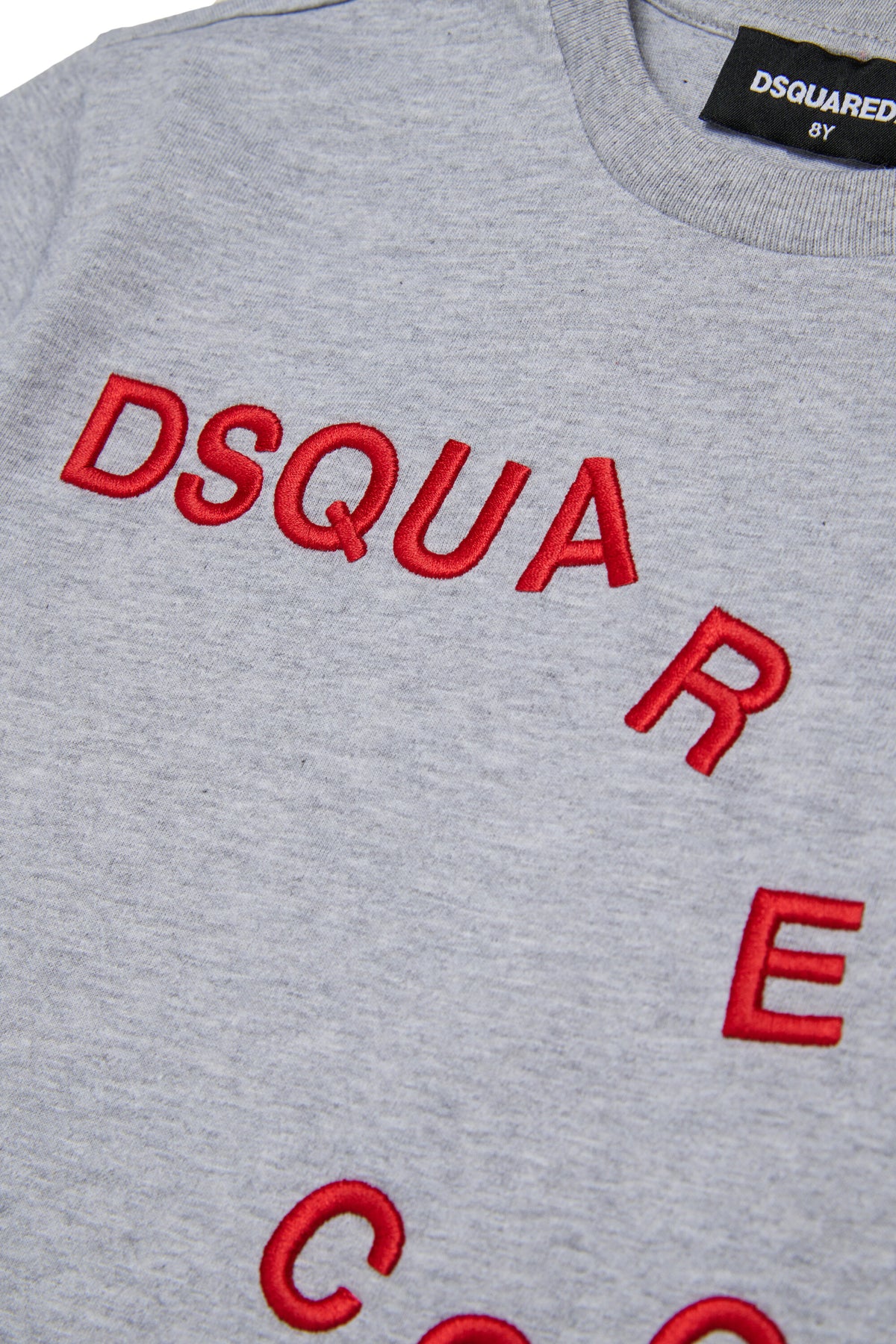 Camiseta con logo bordado en la parte delantera