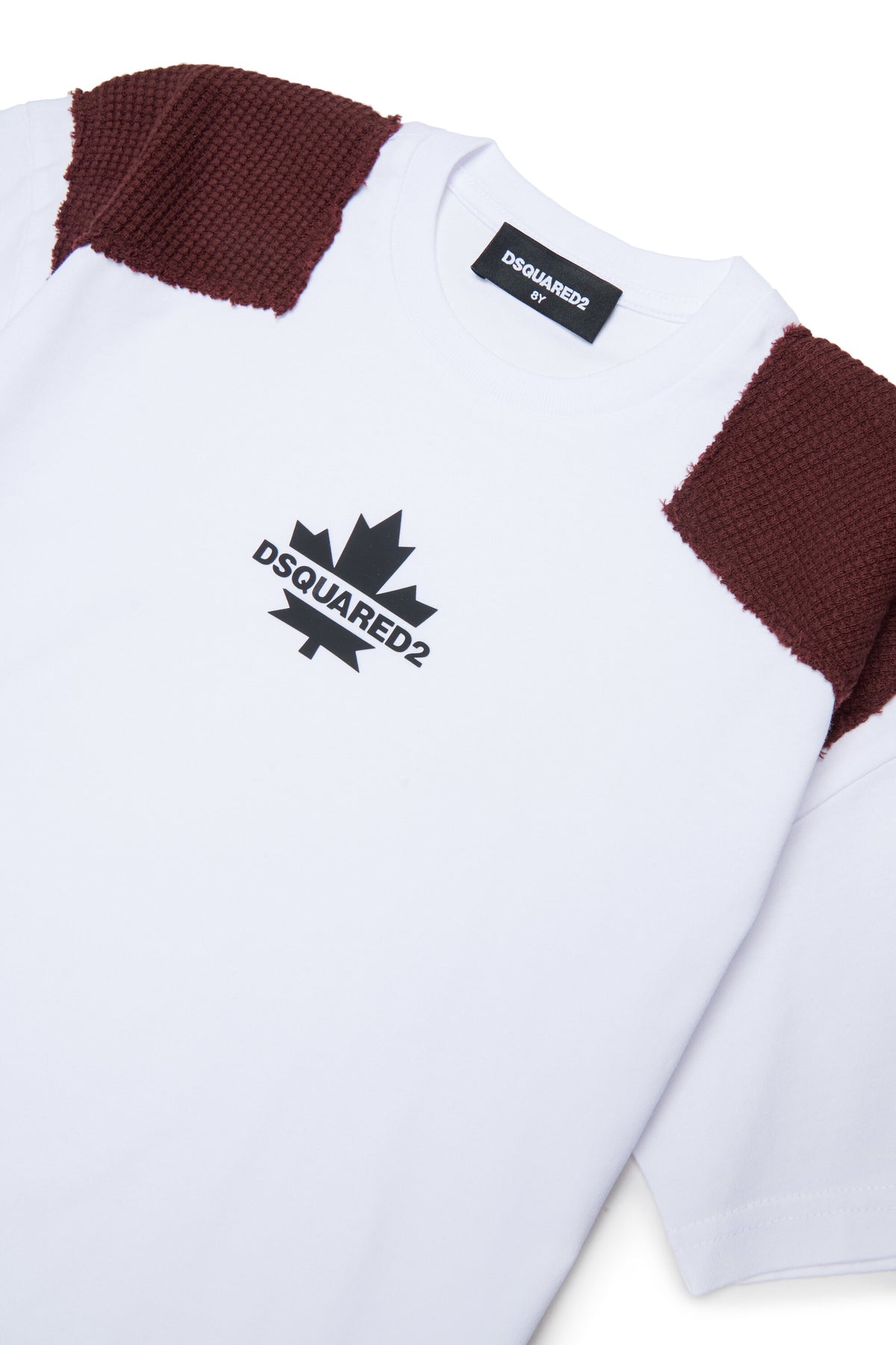 Camiseta con logo y hombros en contraste