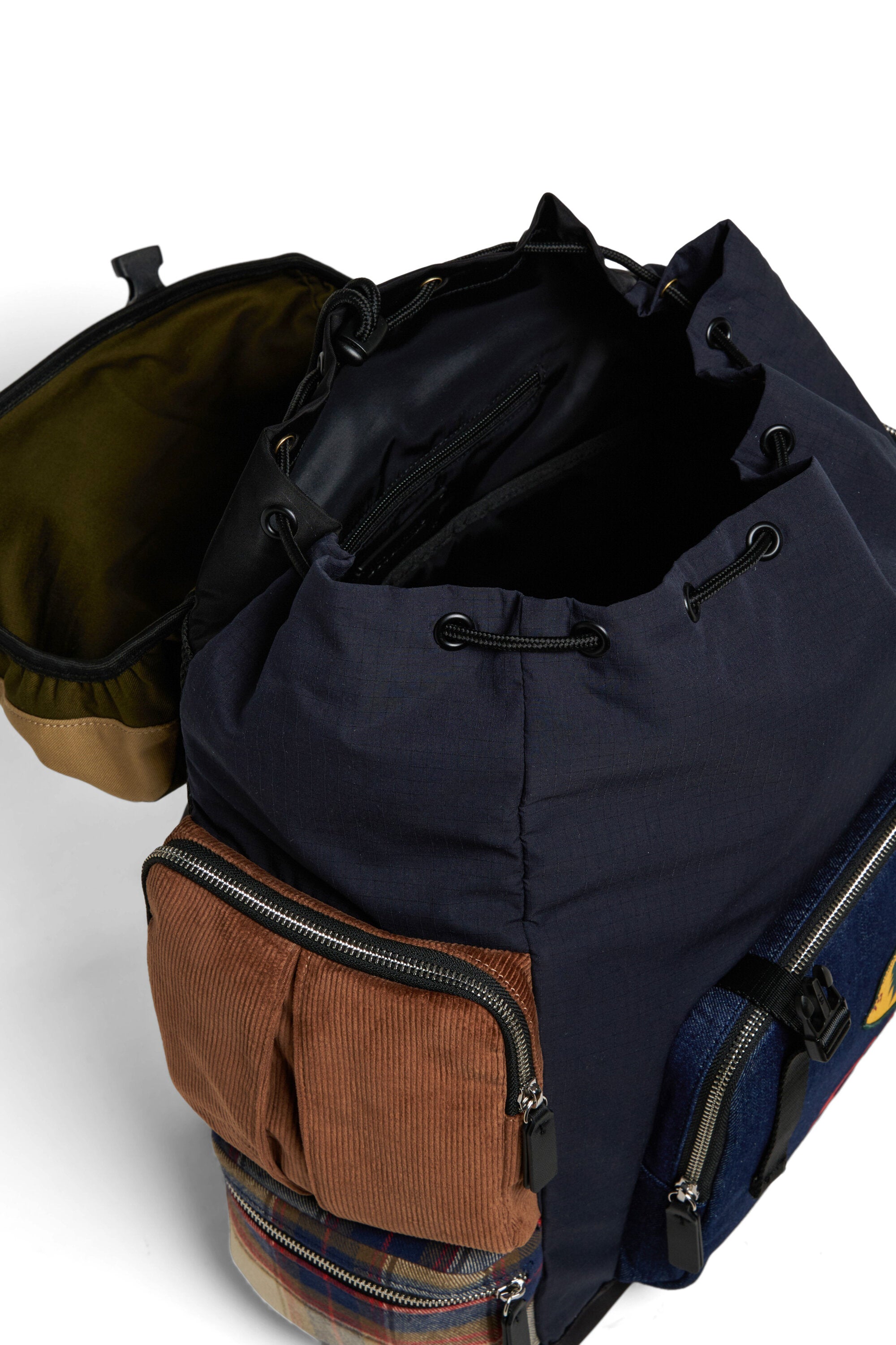 Mochila multibolsillos con parches decorativos