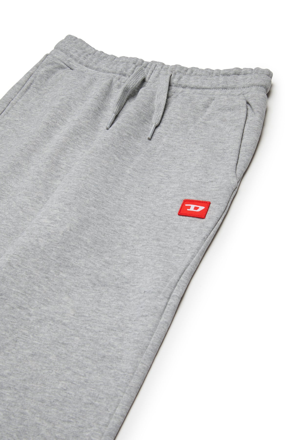 Pantalones deportivos con parche D rojo