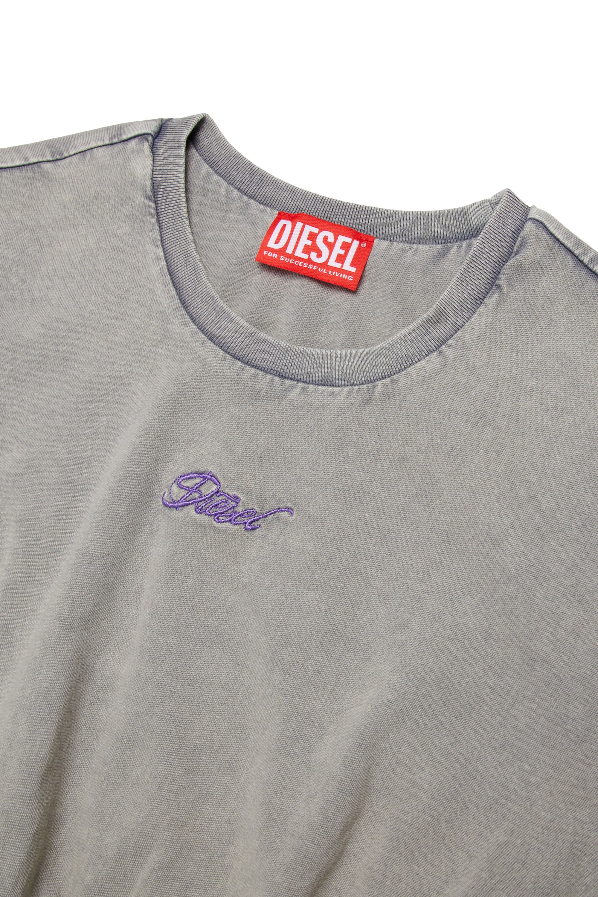 Camiseta corta con logotipo bordado