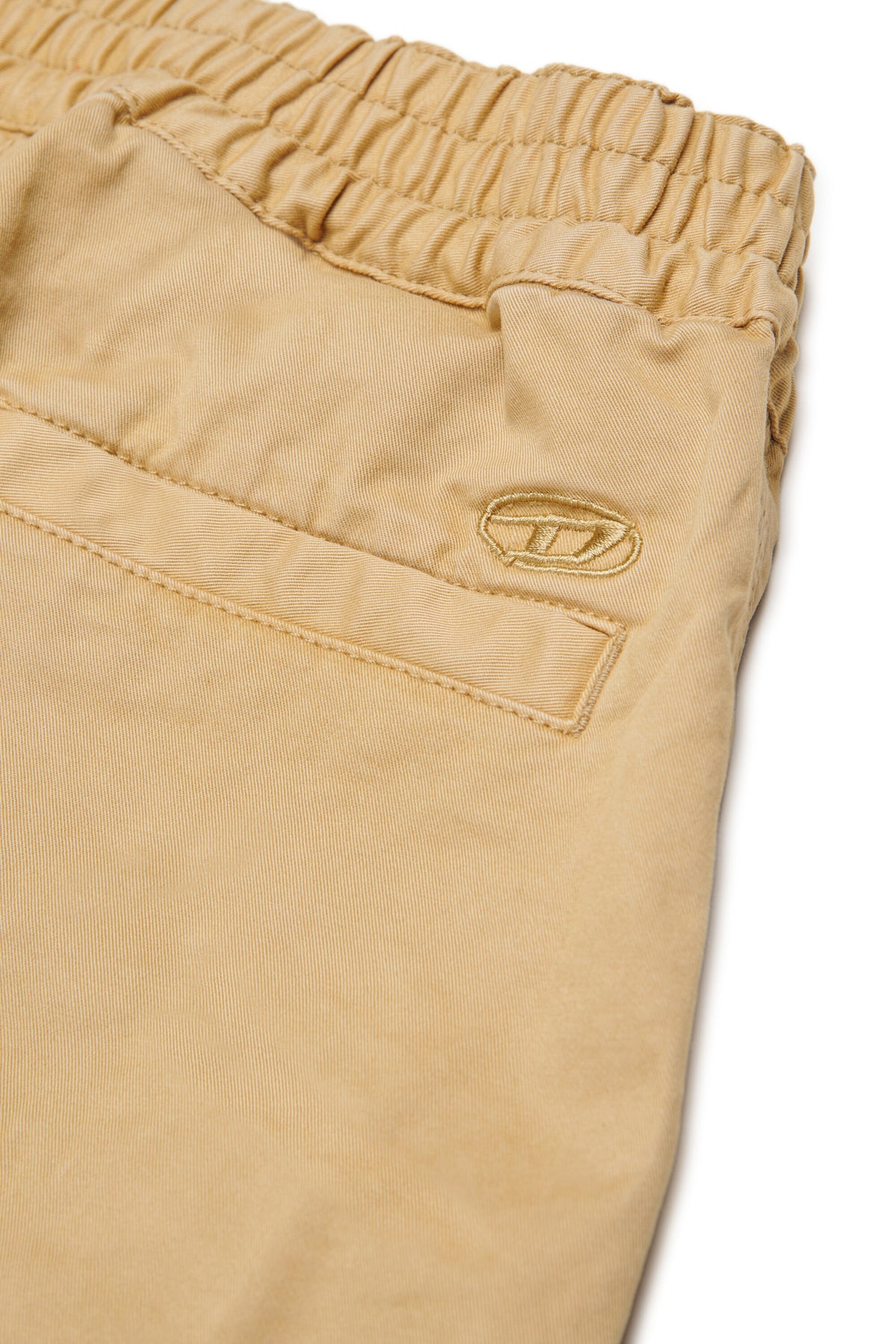 Short cargo avec logo brodé
