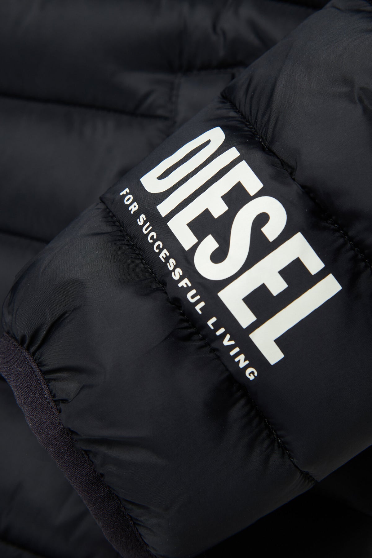 Chaqueta acolchada con logo estampado
