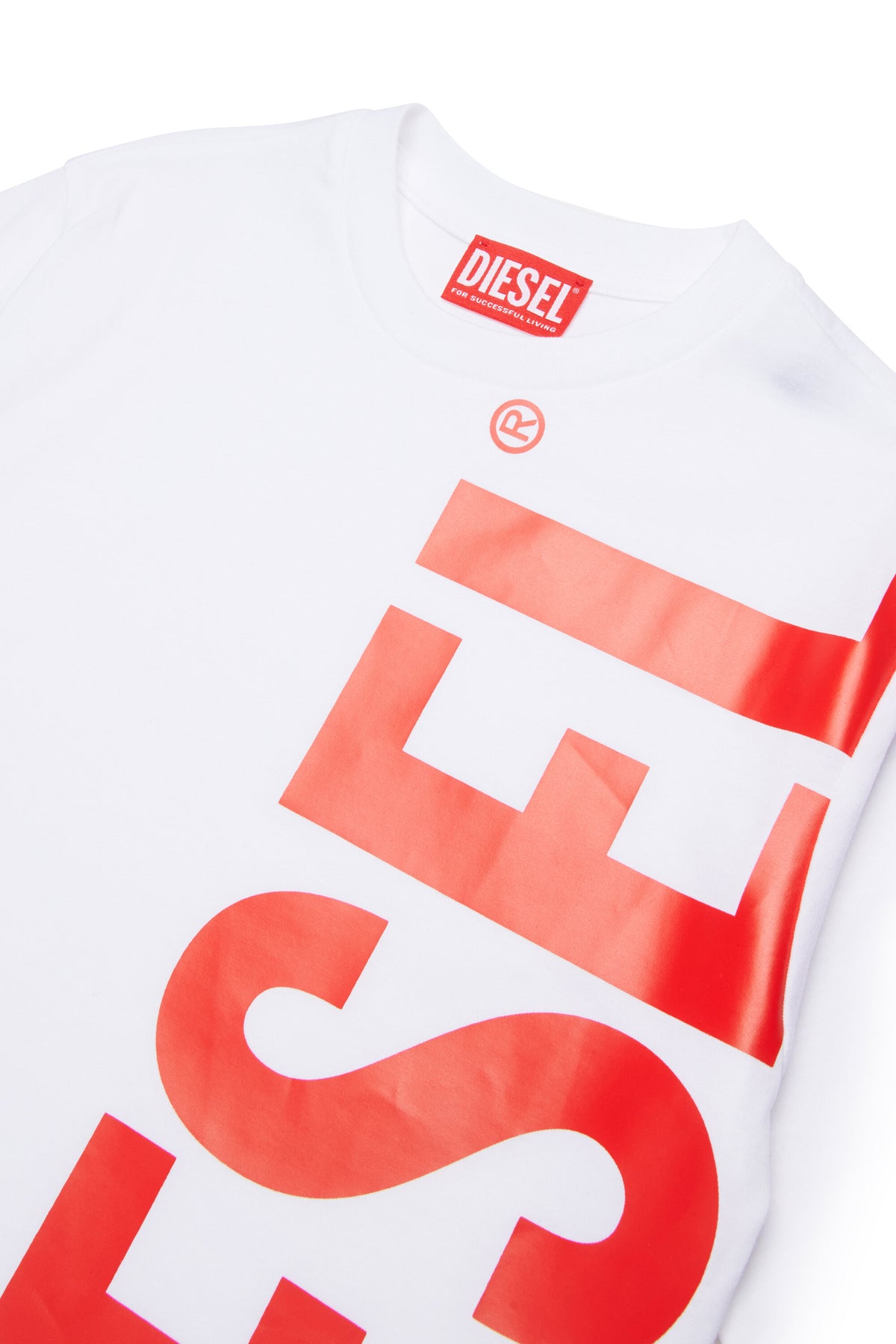 Camiseta con logotipo vertical