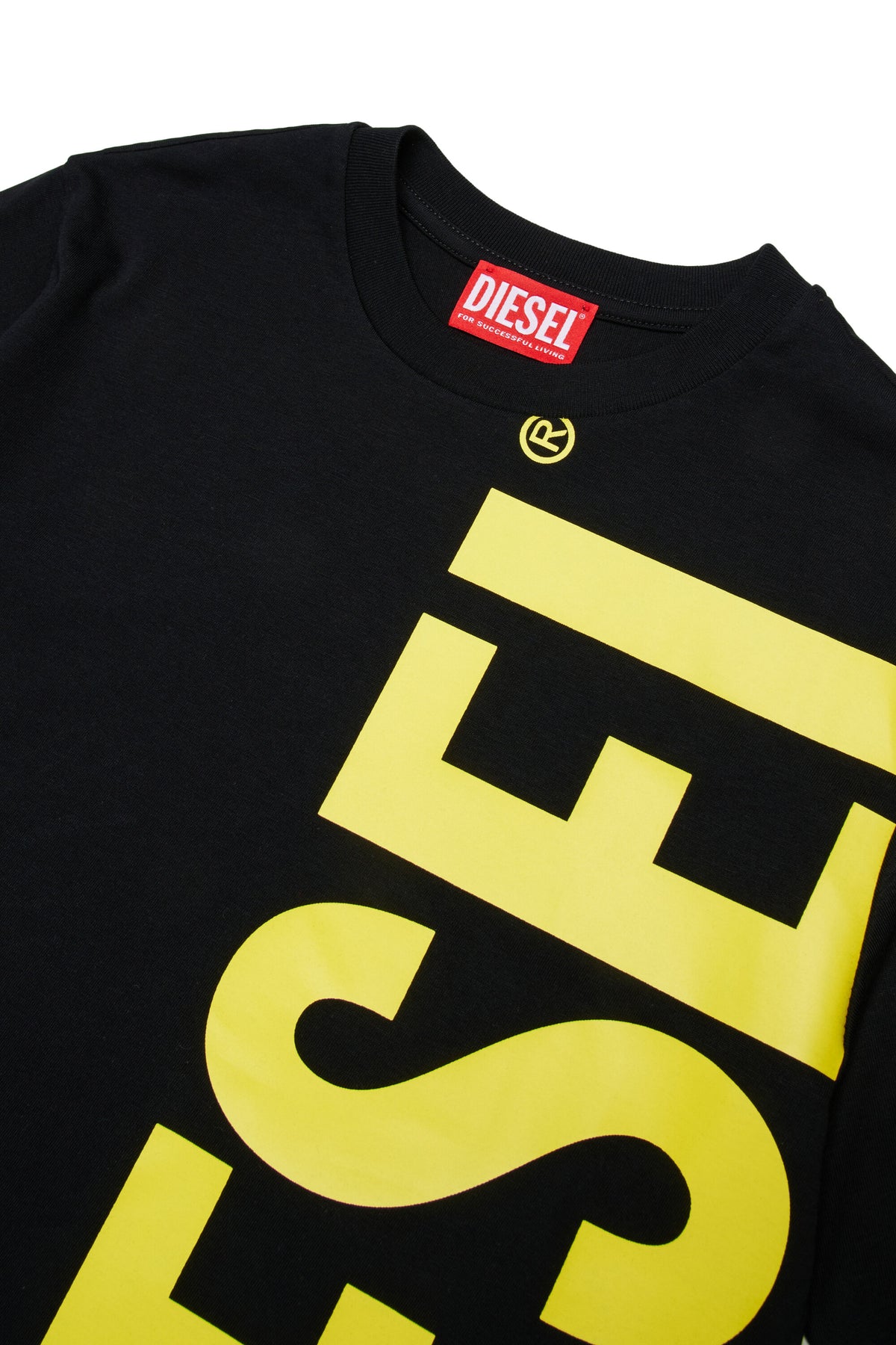 Camiseta con logotipo vertical