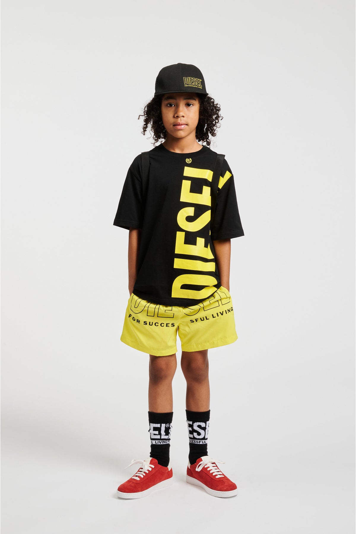 Camiseta con logotipo vertical