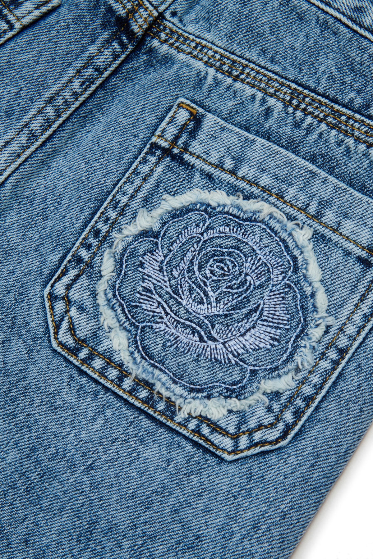 Jupe en denim avec broderie au dos