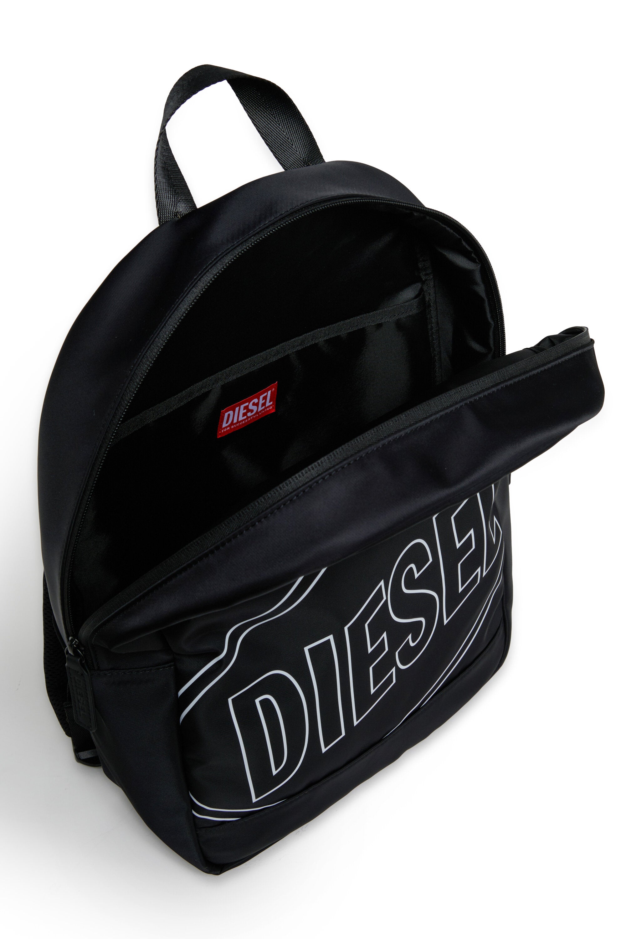 Mochila con logo en la parte frontal