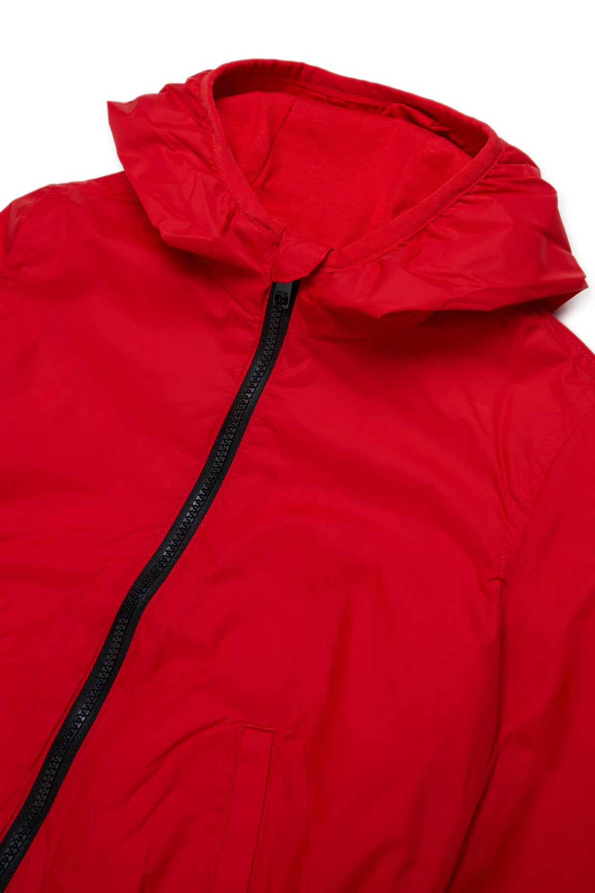 Chaqueta cortavientos con logo estampado