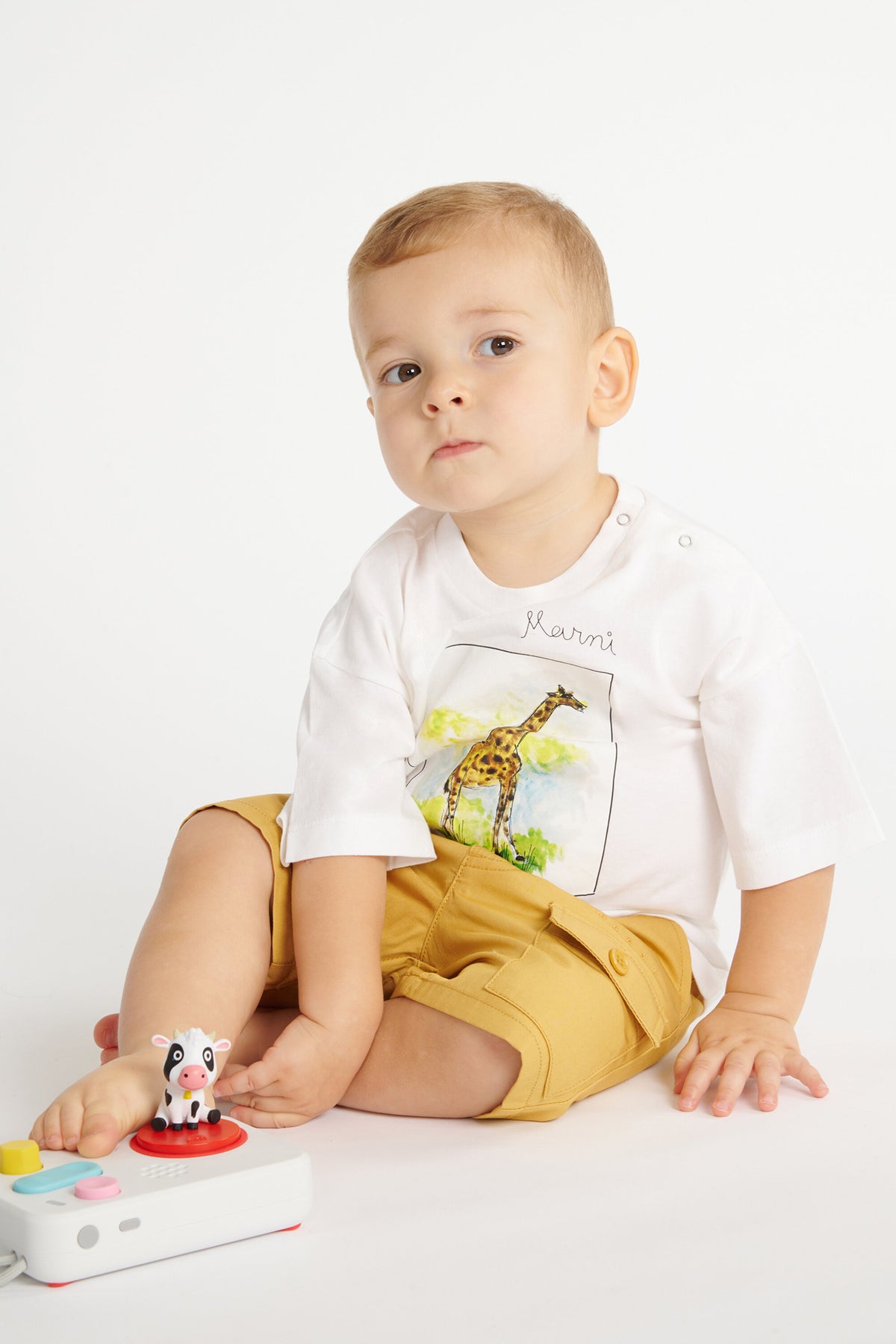 Camiseta con estampado de jirafa y logo