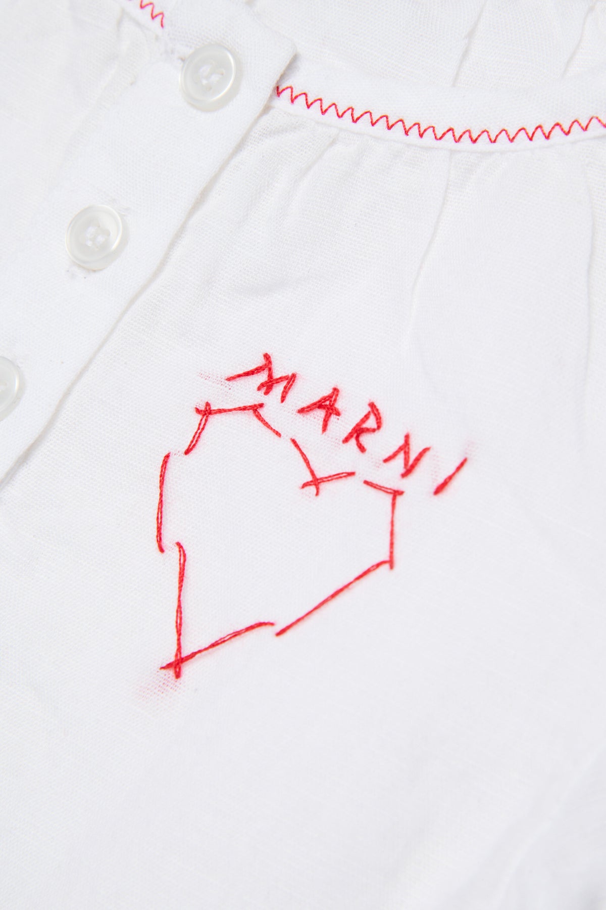 Vestido corto con logotipo y corazón bordado