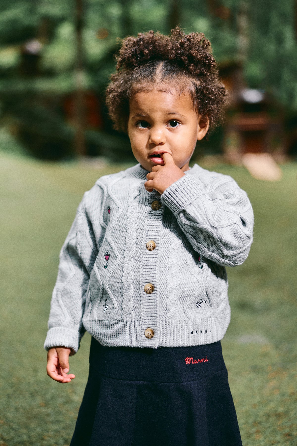 Cardigan avec torsades et broderies florales