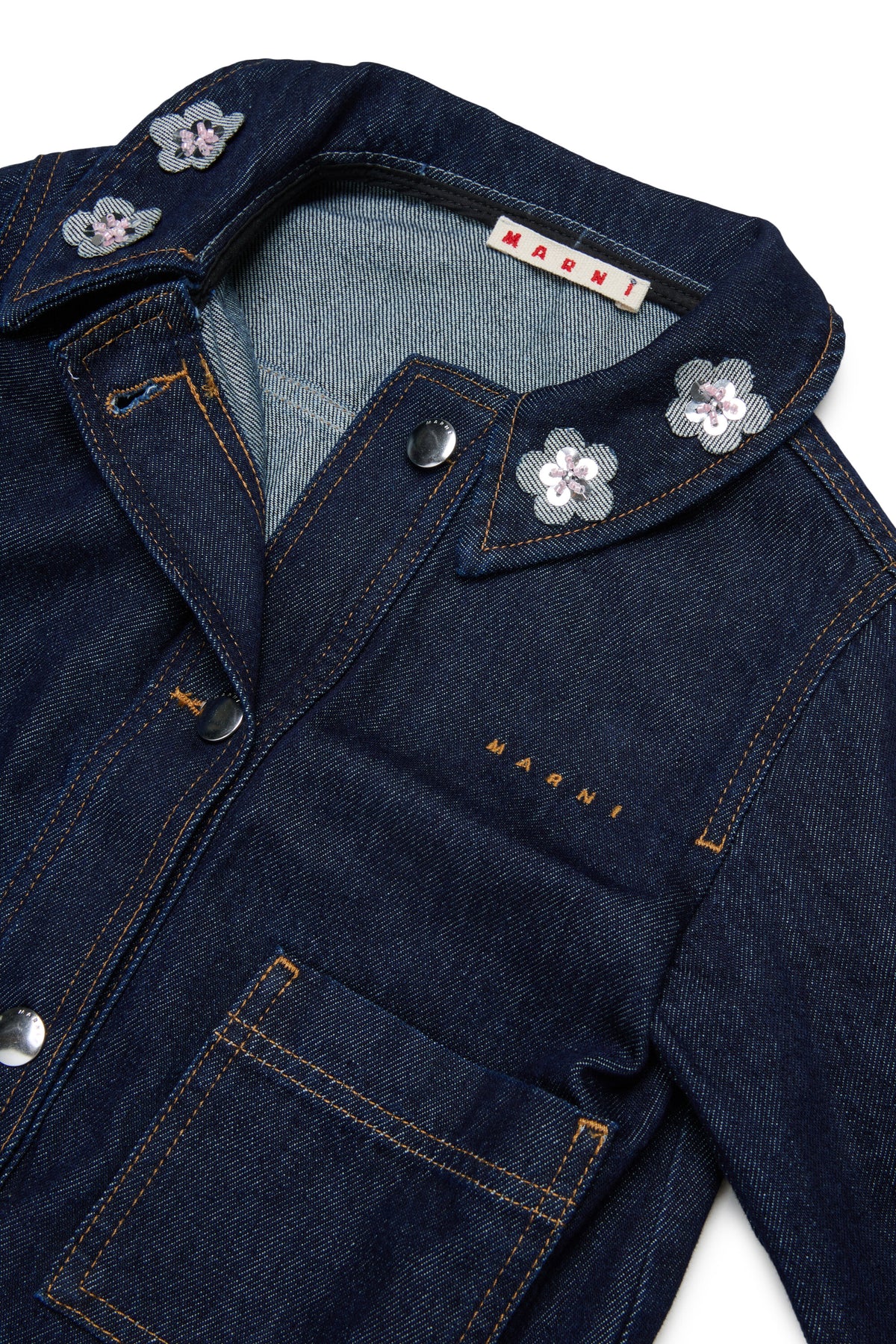 Veste en denim avec fleurs sur le col