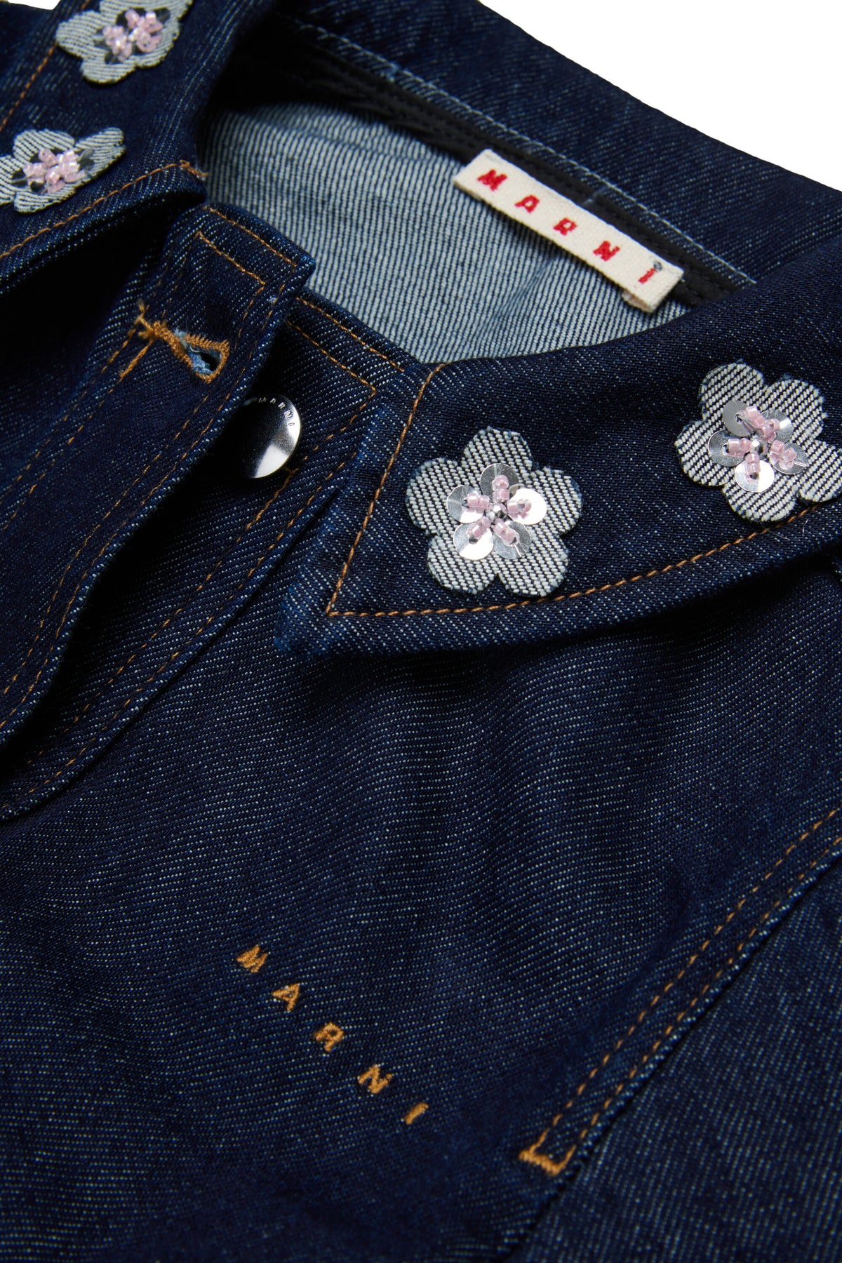 Veste en denim avec fleurs sur le col