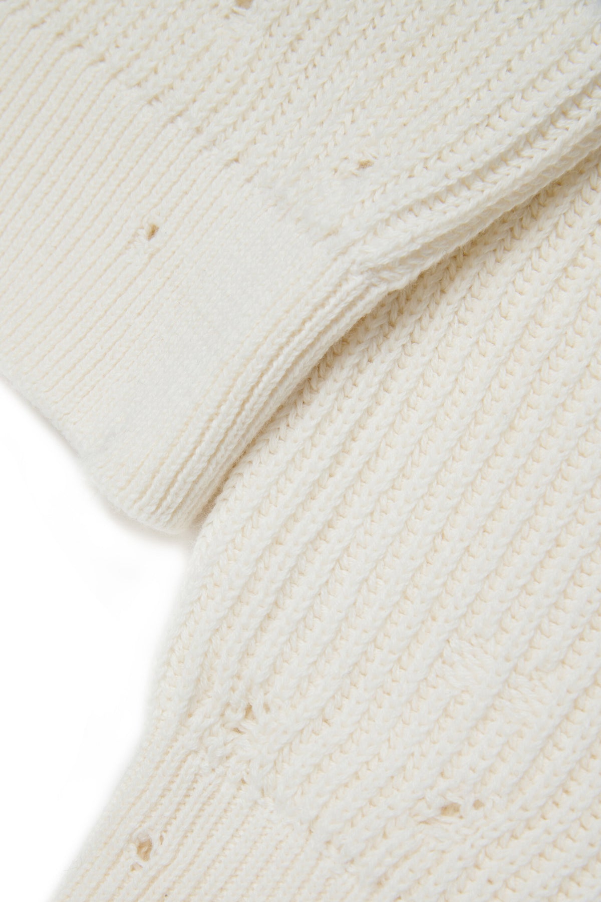 Pull col V avec détails usés