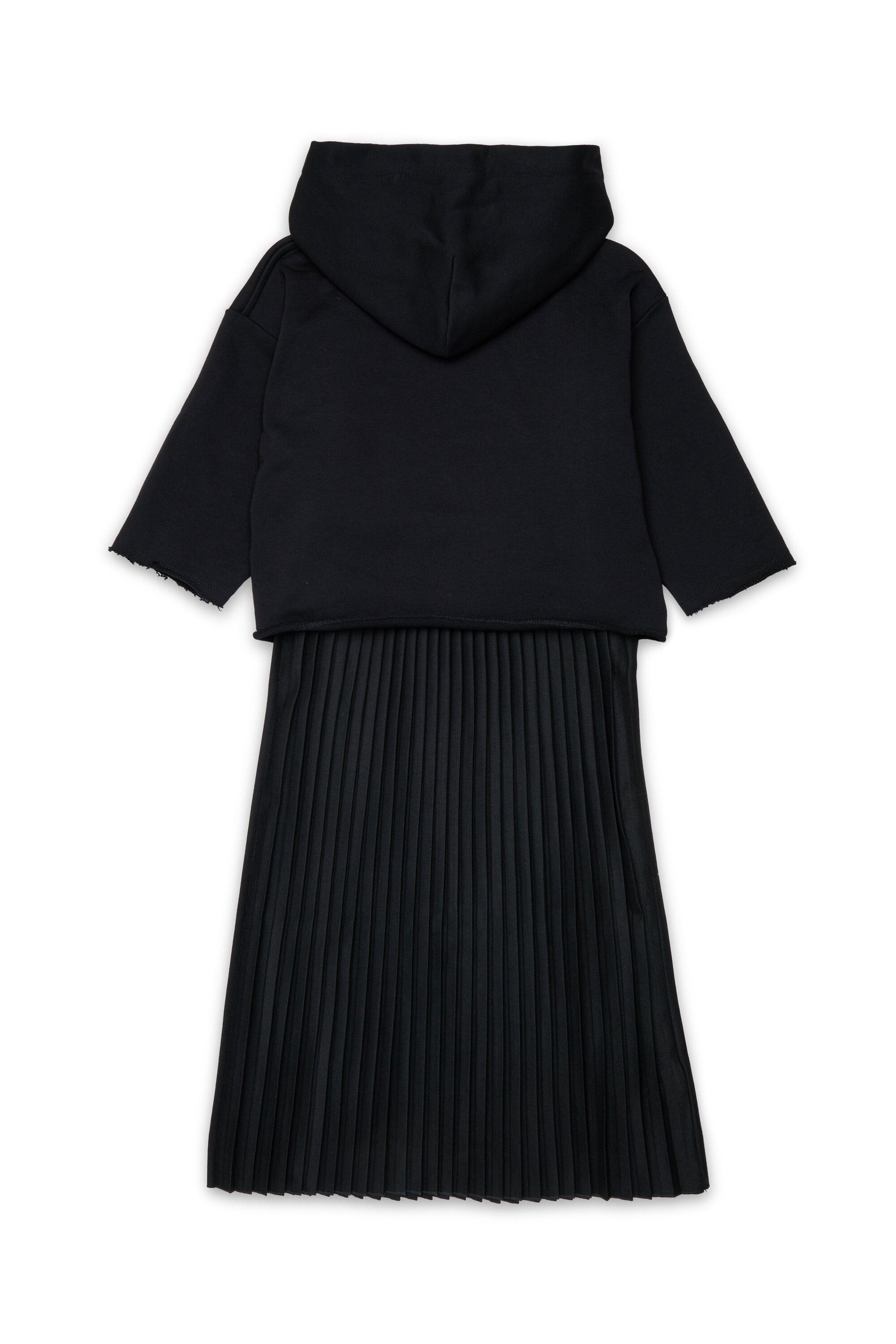 Vestido con diseño de capas y falda plisada