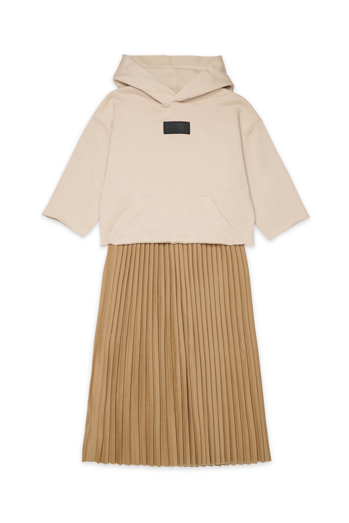 Vestido con diseño de capas y falda plisada