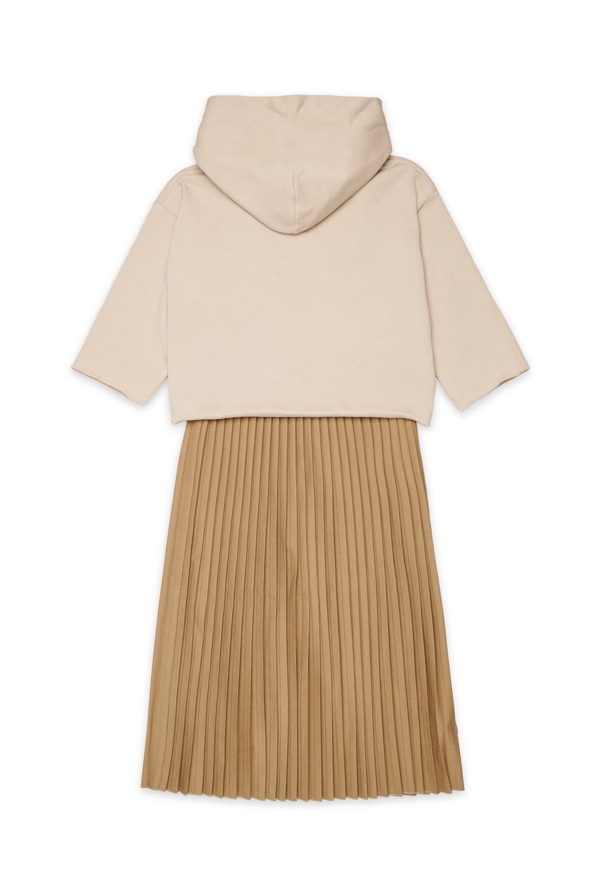 Vestido con diseño de capas y falda plisada