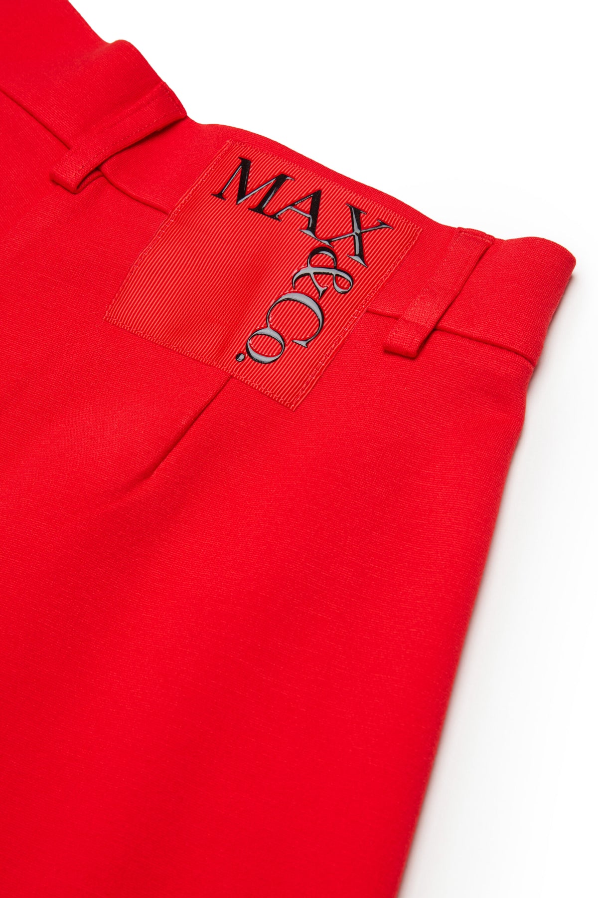 Shorts formales con logo en la parte trasera