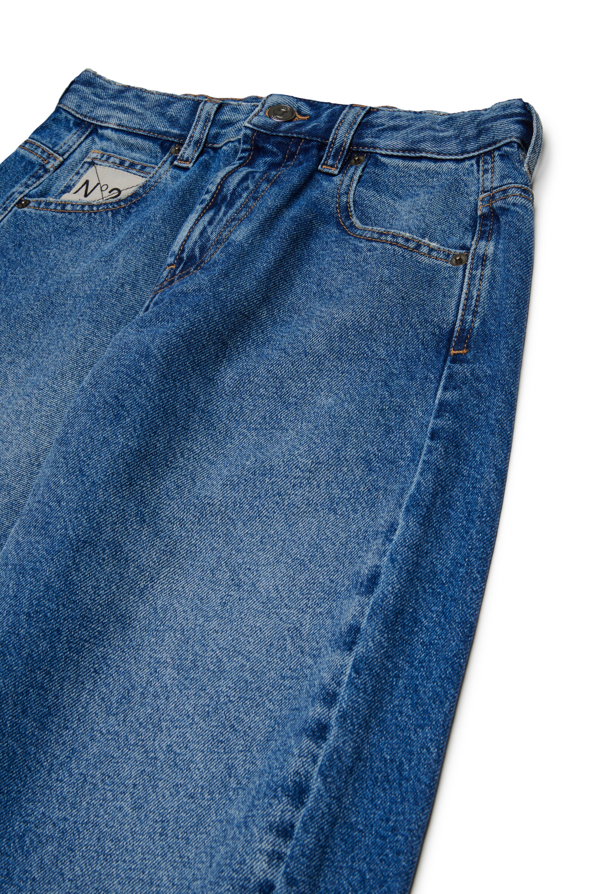 Jeans corte acampanado con logo