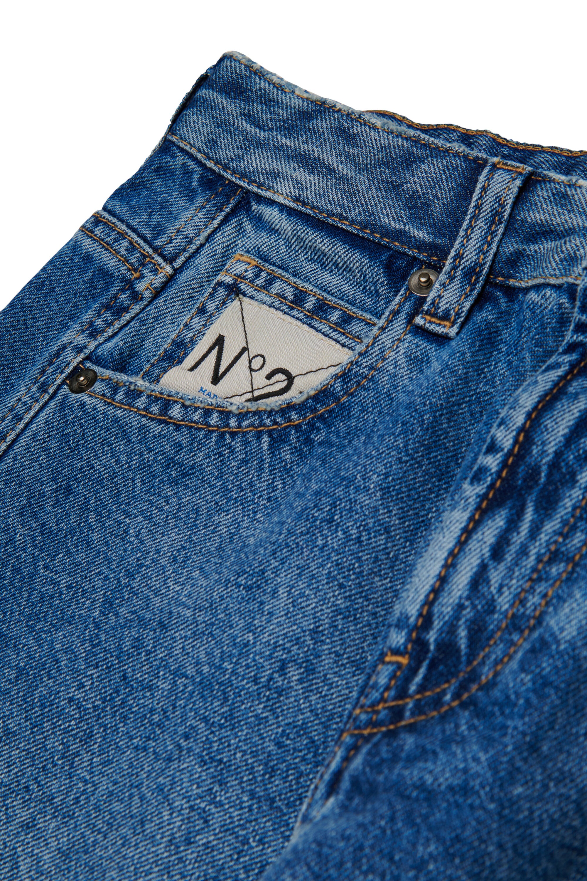 Jeans corte acampanado con logo