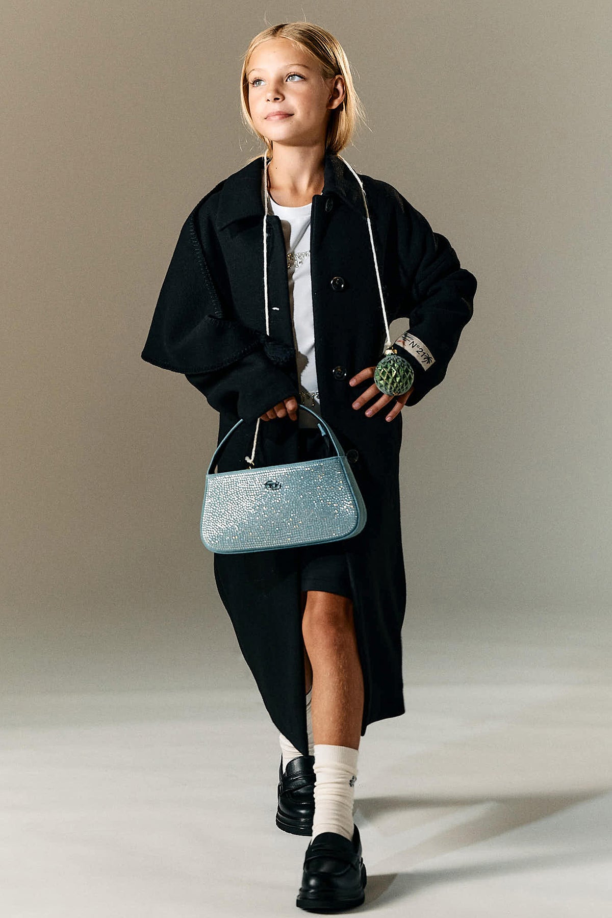 Manteau avec cape décorative