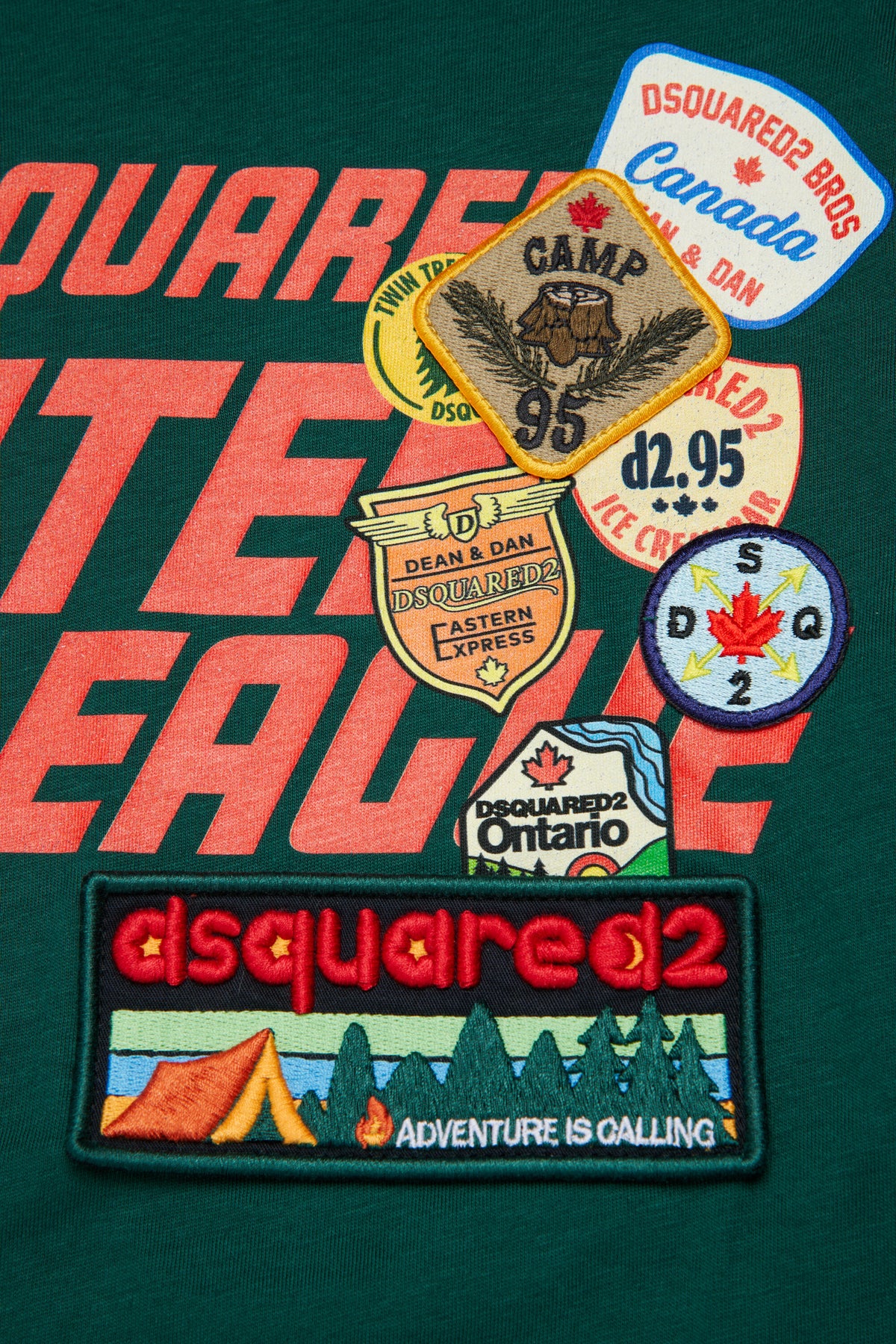 Camiseta con logo y aplicaciones de parches