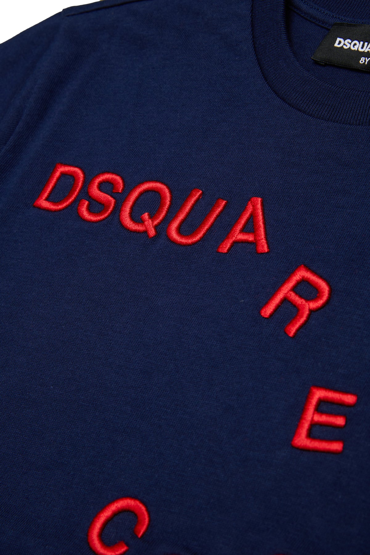 T-shirt avec logo brodé sur le devant