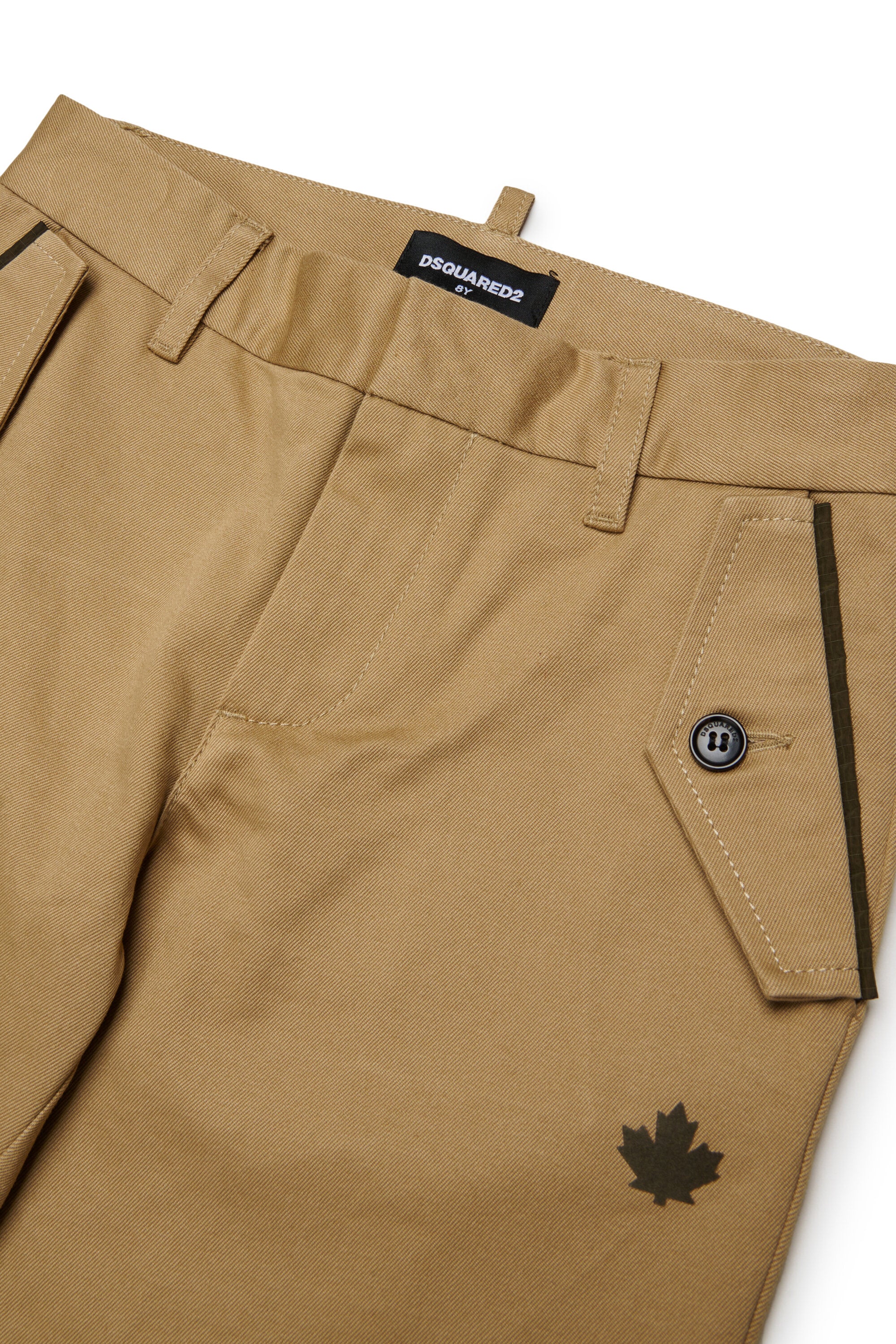 Pantalones chinos con detalle de bolsillos