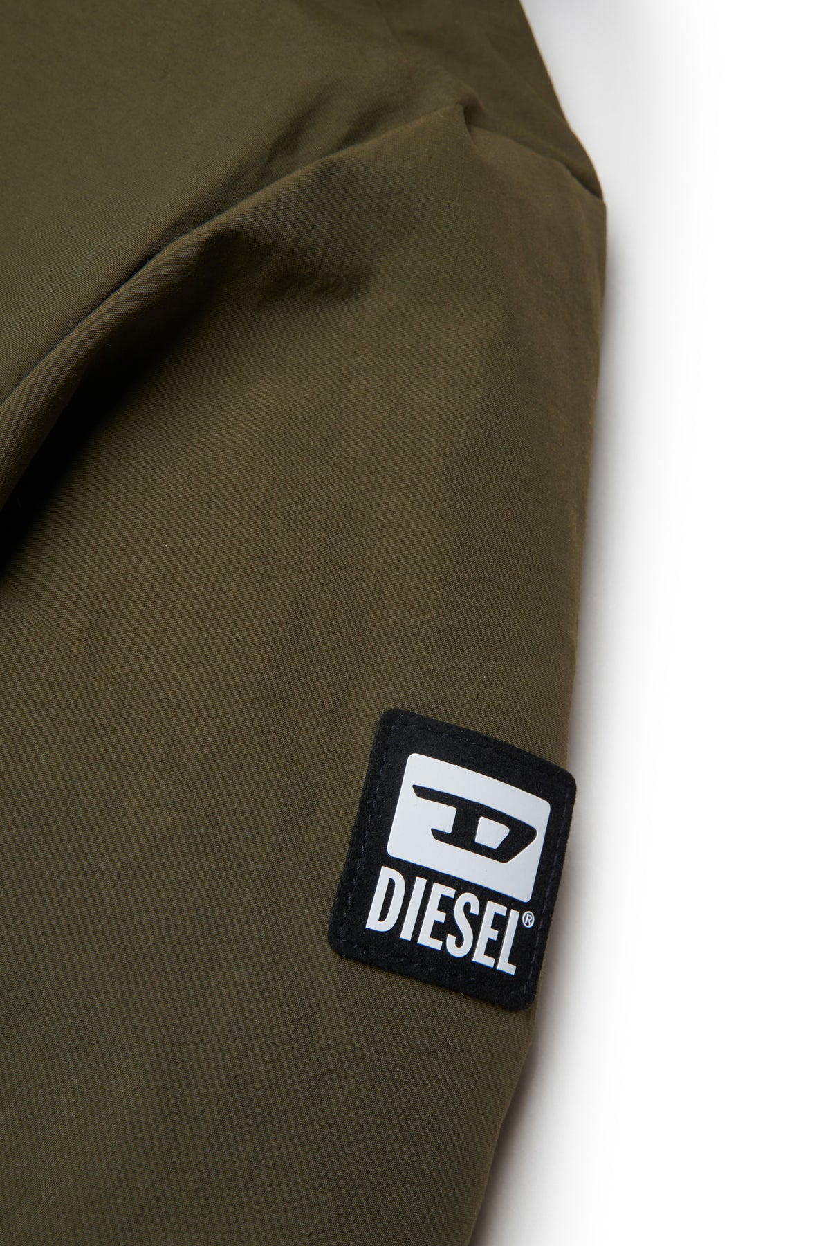 Chaqueta acolchada con capucha de piel sintética