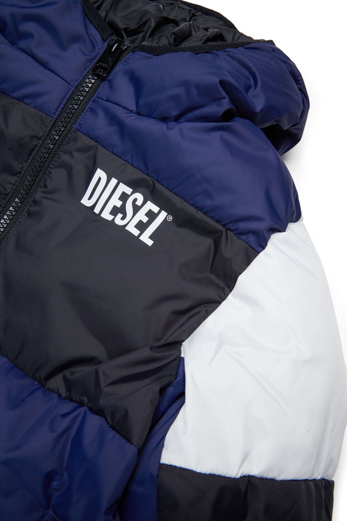 Chaqueta acolchada con bloques de color y logotipo