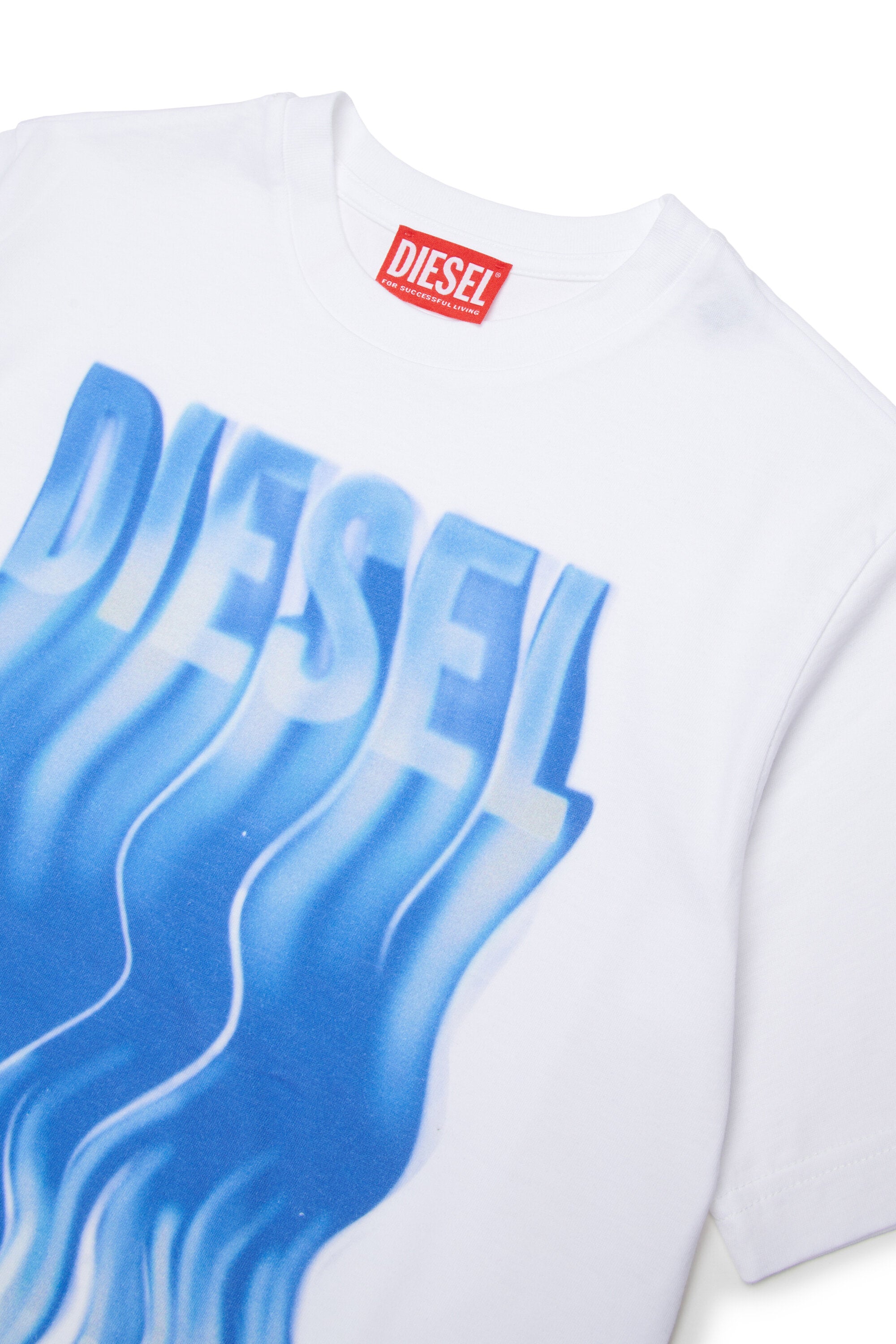 Camiseta con logotipo ondulado