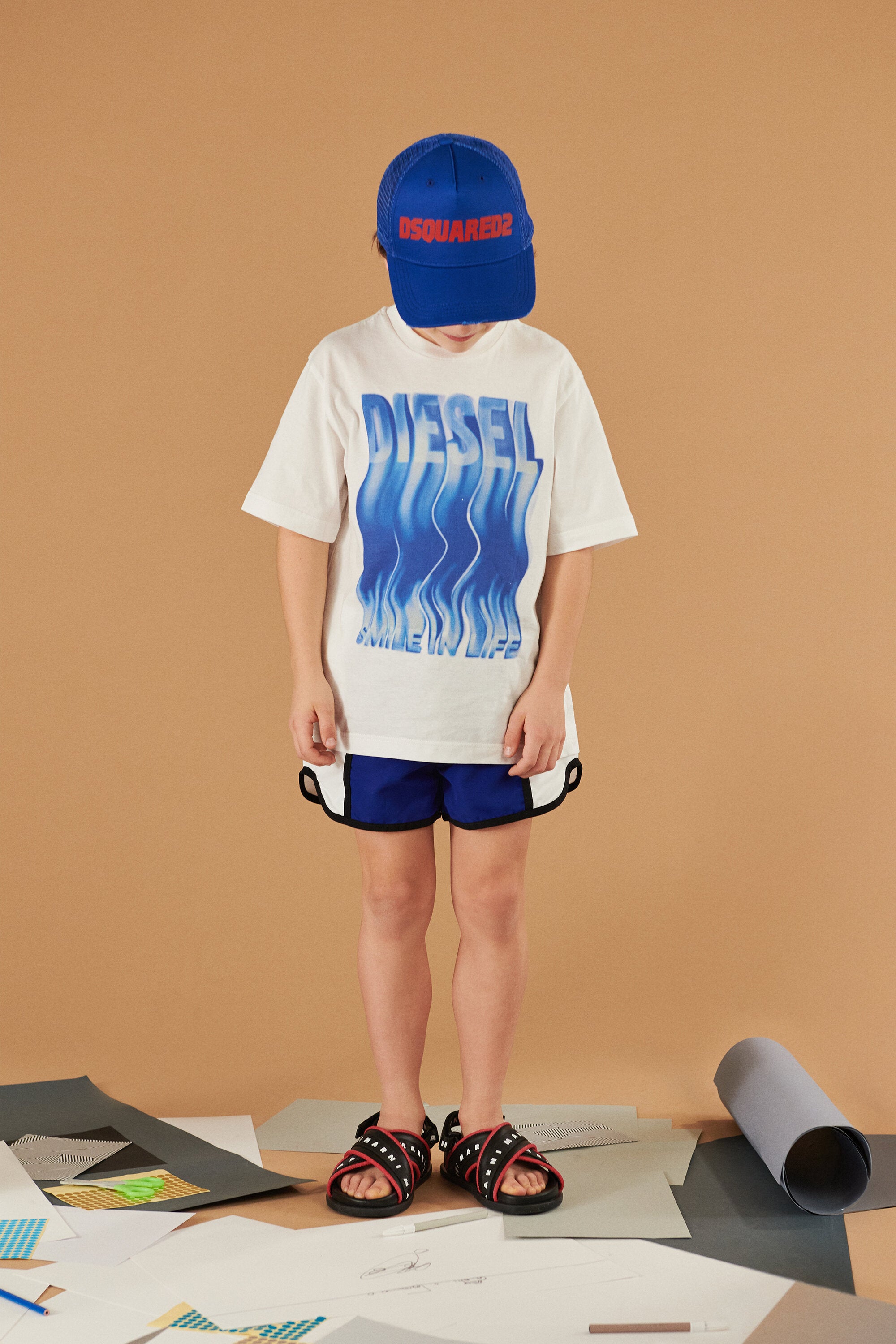 Camiseta con logotipo ondulado