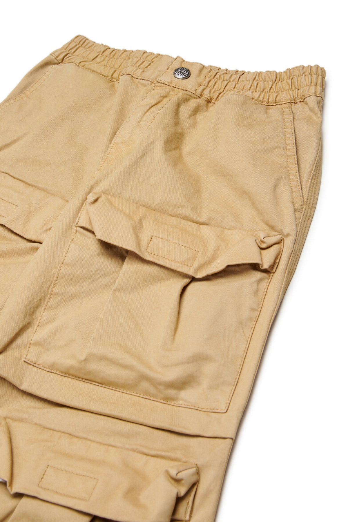 Pantalones cargo con bolsillos aplicados