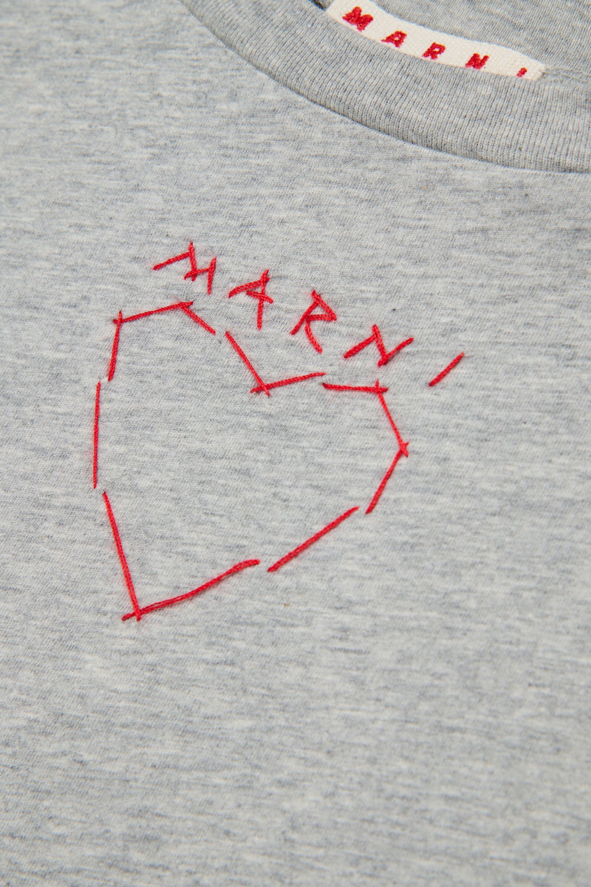 Camiseta con bordado de corazón en la parte delantera