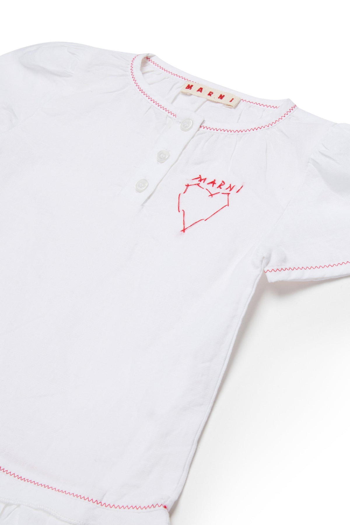 Vestido corto con logotipo y corazón bordado
