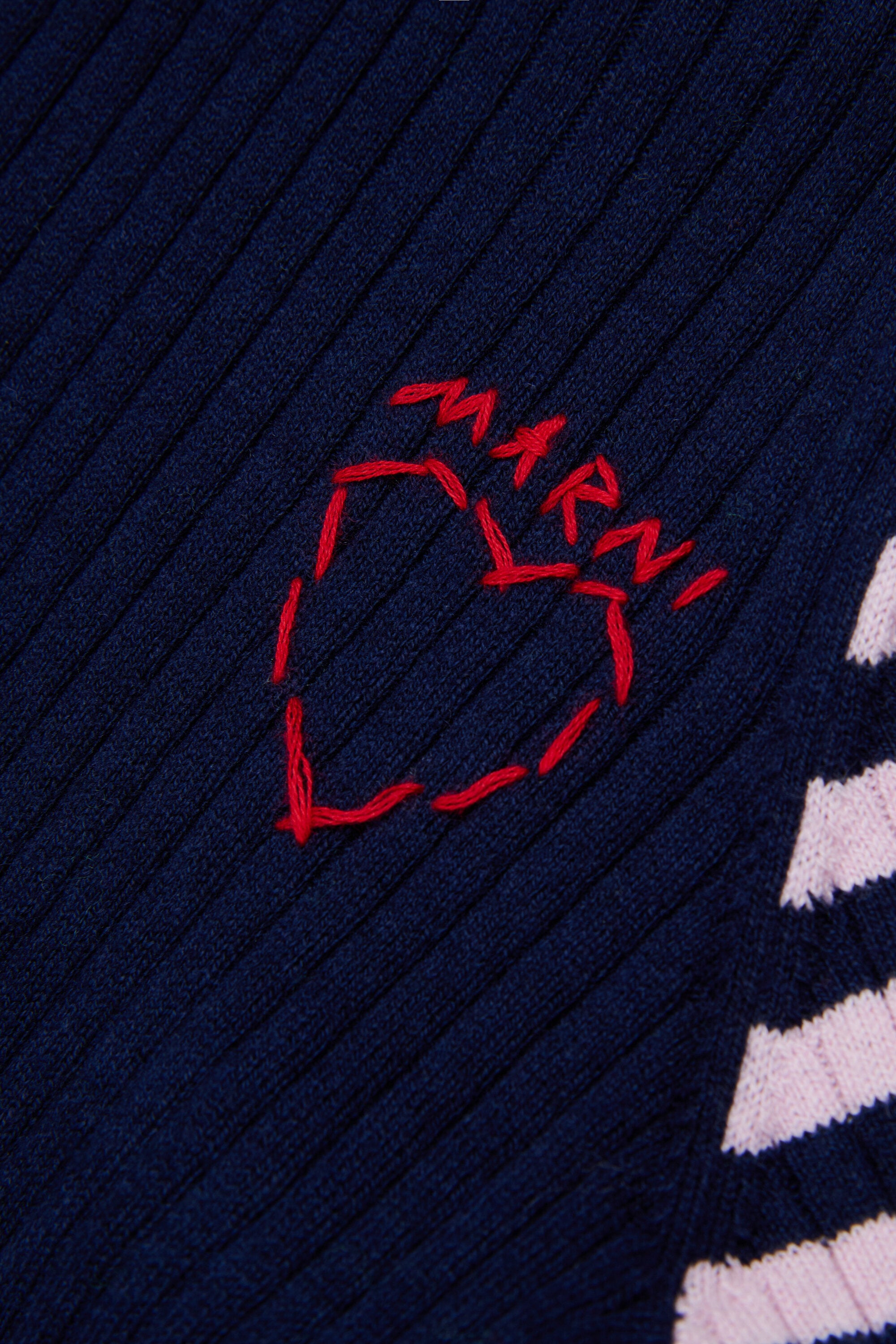 Pull à col roulé côtelé avec motif cœur