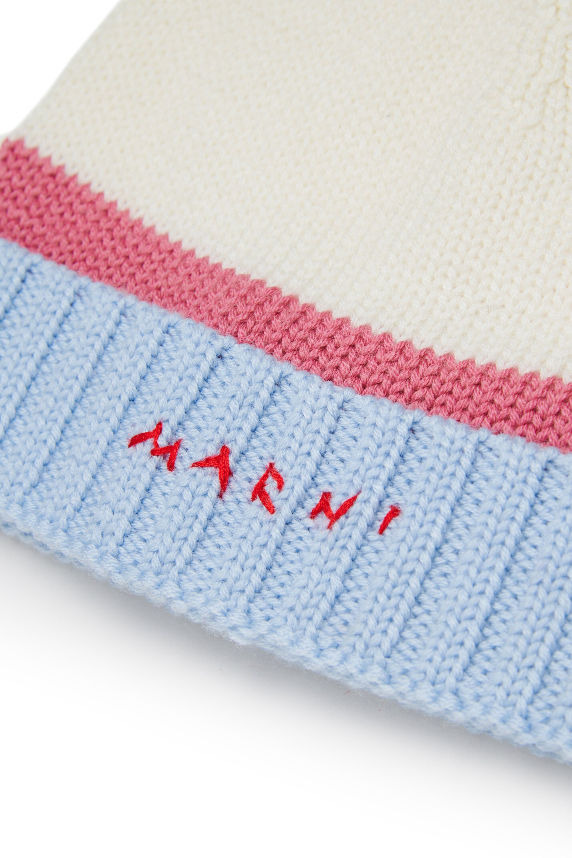 Gorro con vuelta y logo en la parte frontal
