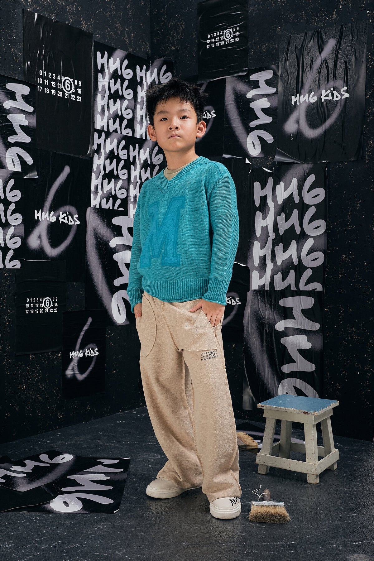 V-neck pullover with logo