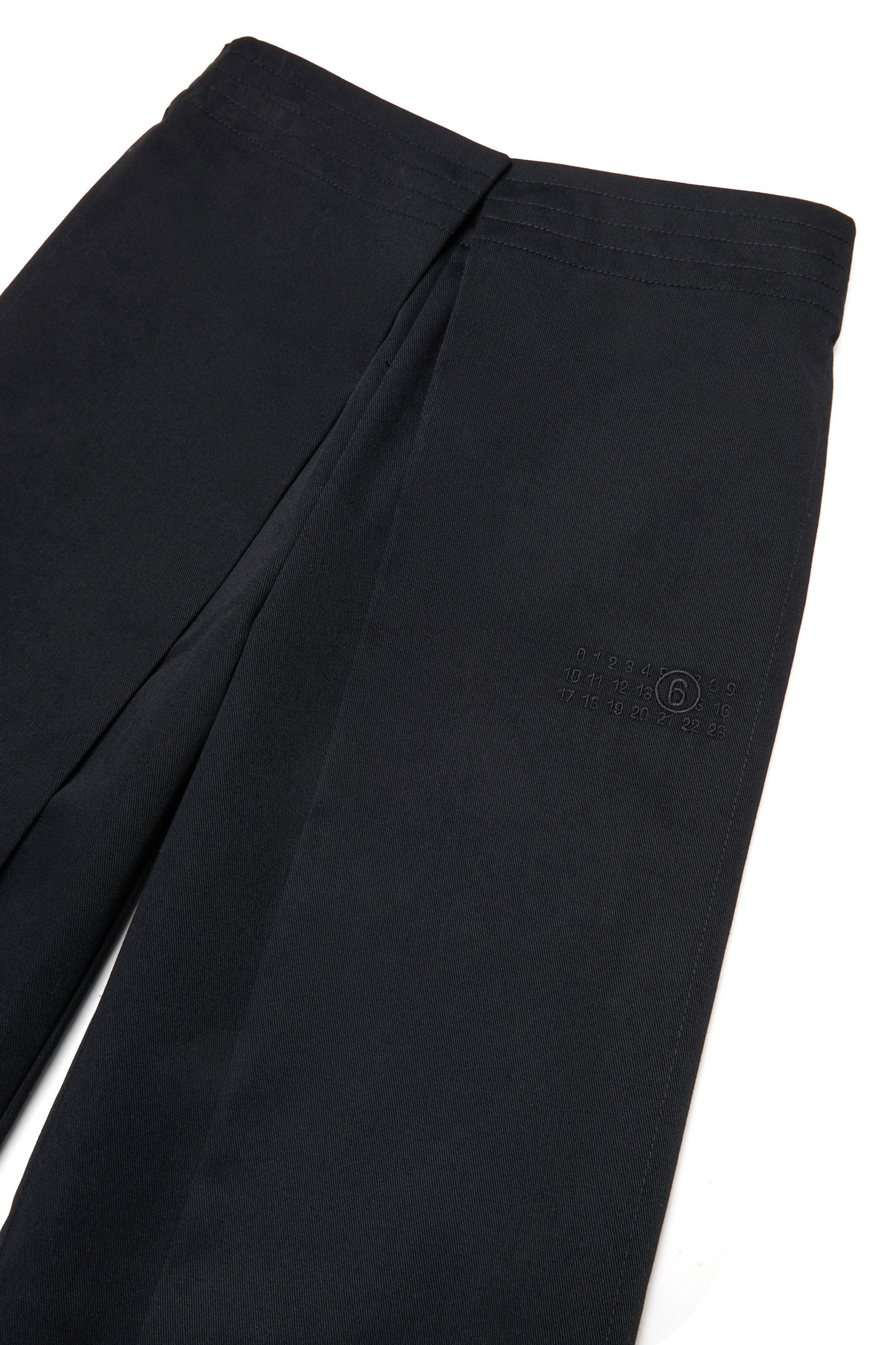 Pantalones con logotipo numérico