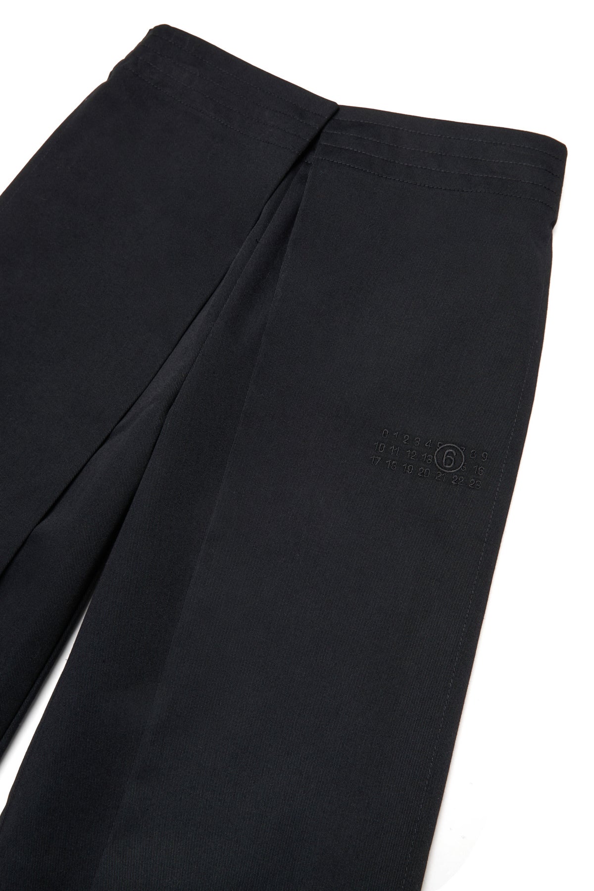 Pantalones con logotipo numérico