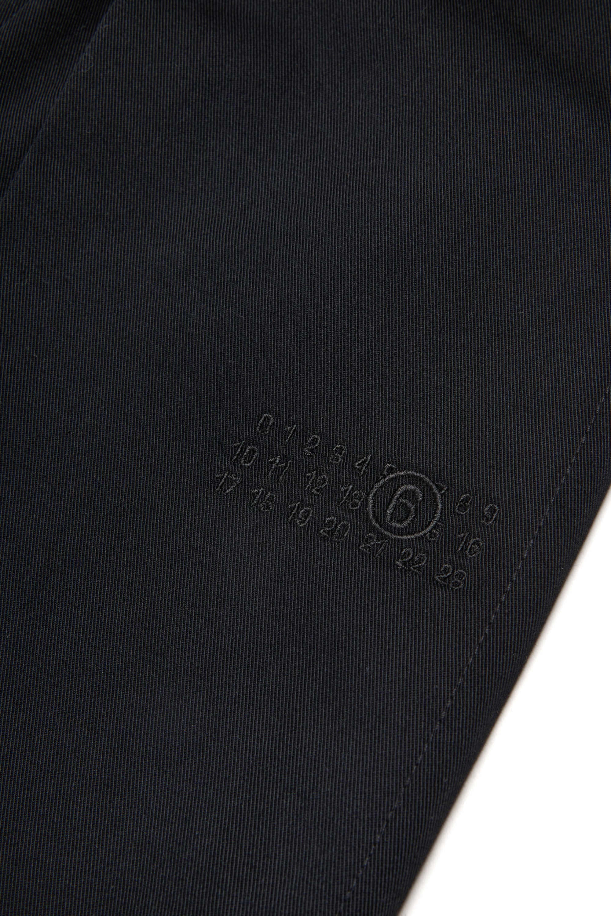 Pantalones con logotipo numérico