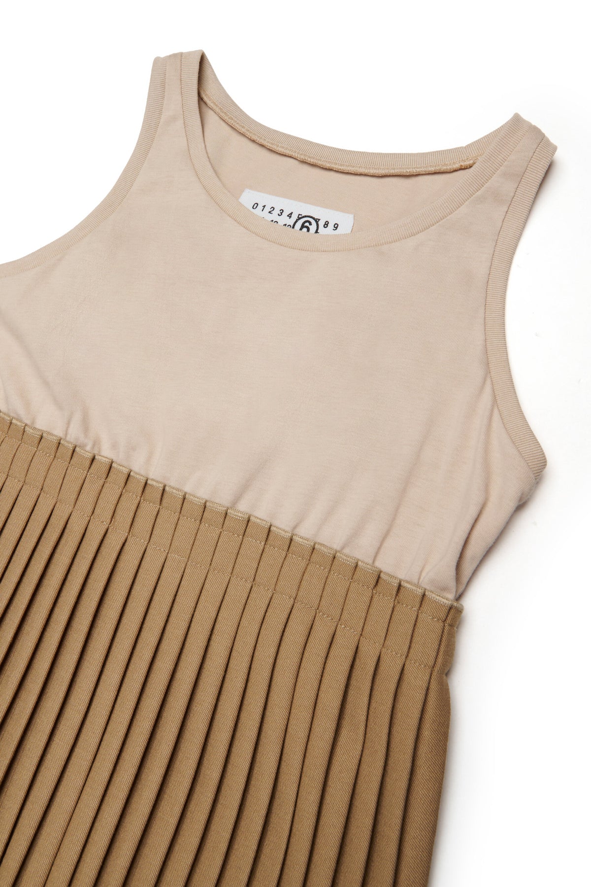 Vestido con diseño de capas y falda plisada