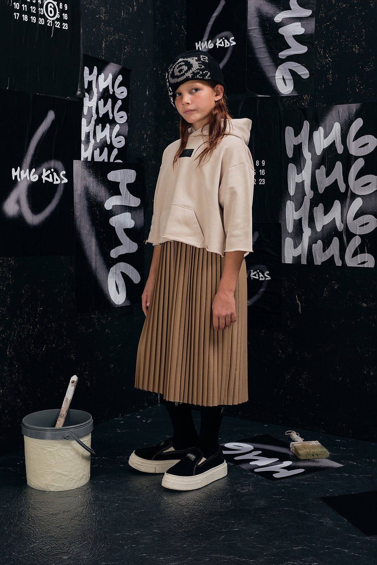 Vestido con diseño de capas y falda plisada