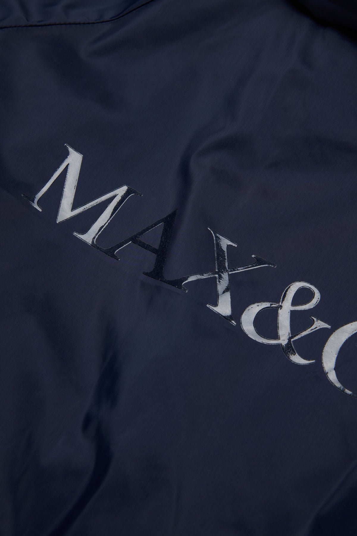 Cazadora con logo estampado