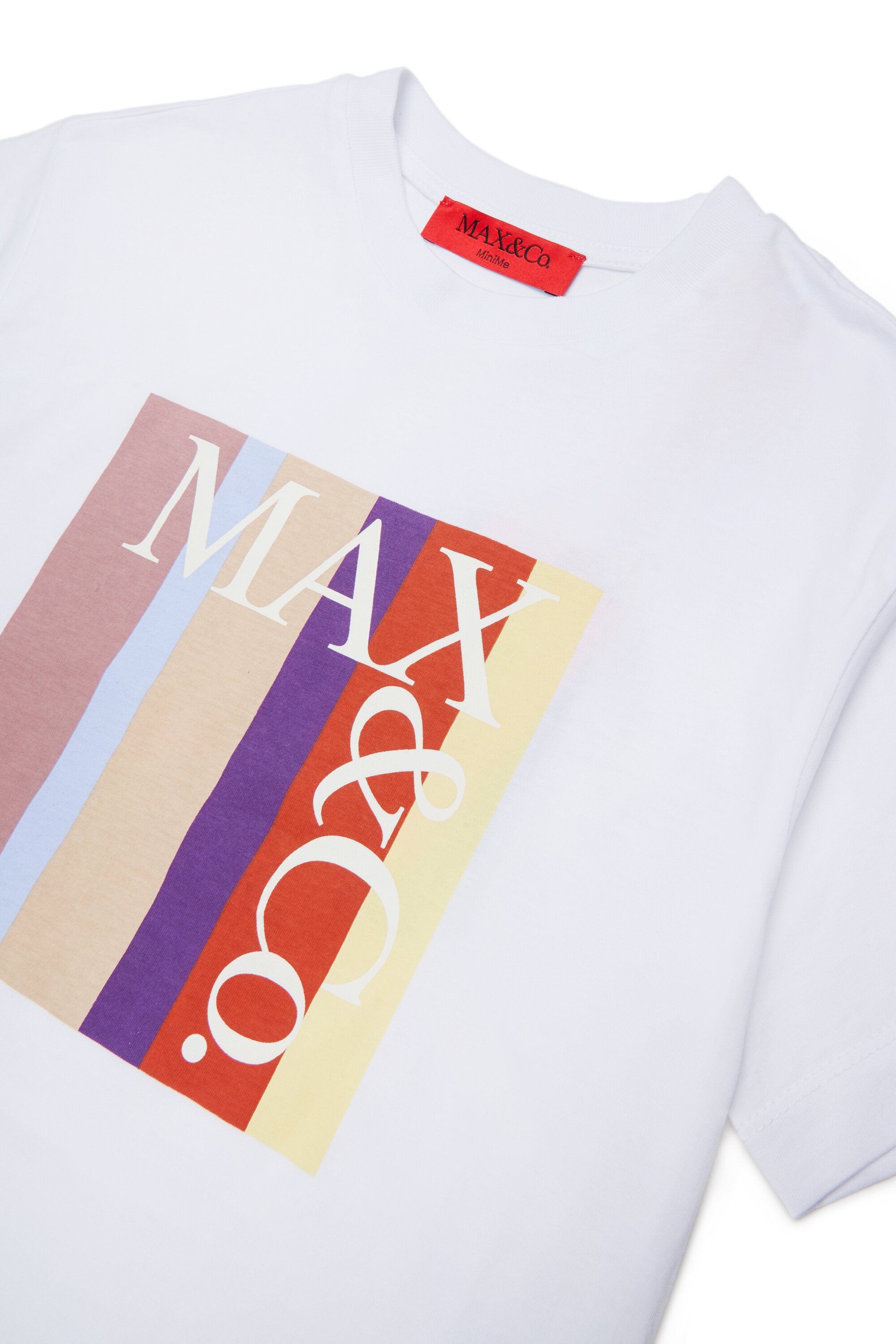 Camiseta con logo multicolor en la parte delantera