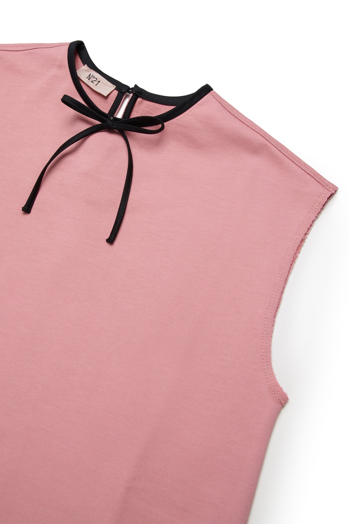 Vestido con volante y lazo de contraste